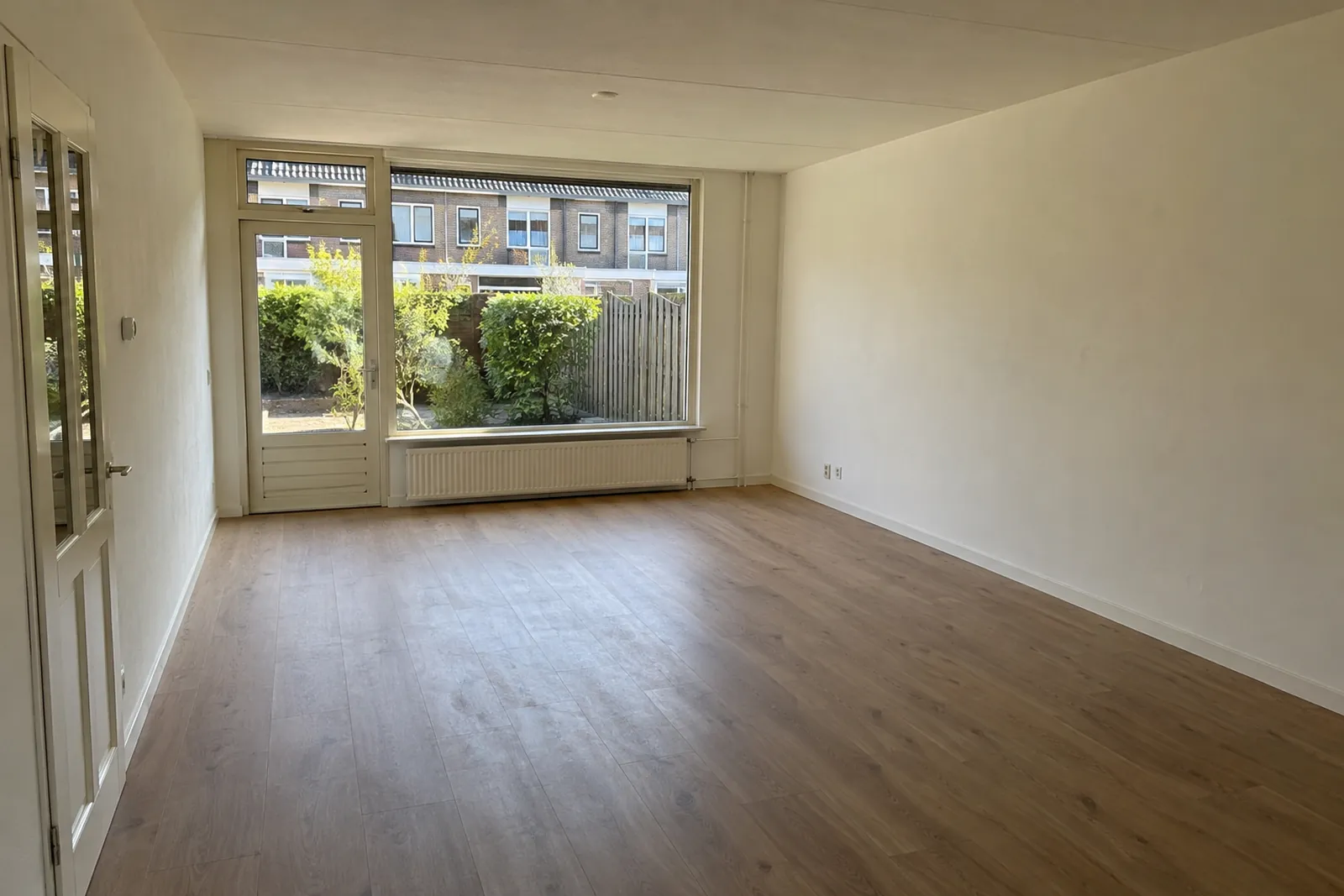 Lege, opgeruimde woonkamer na een ontruiming