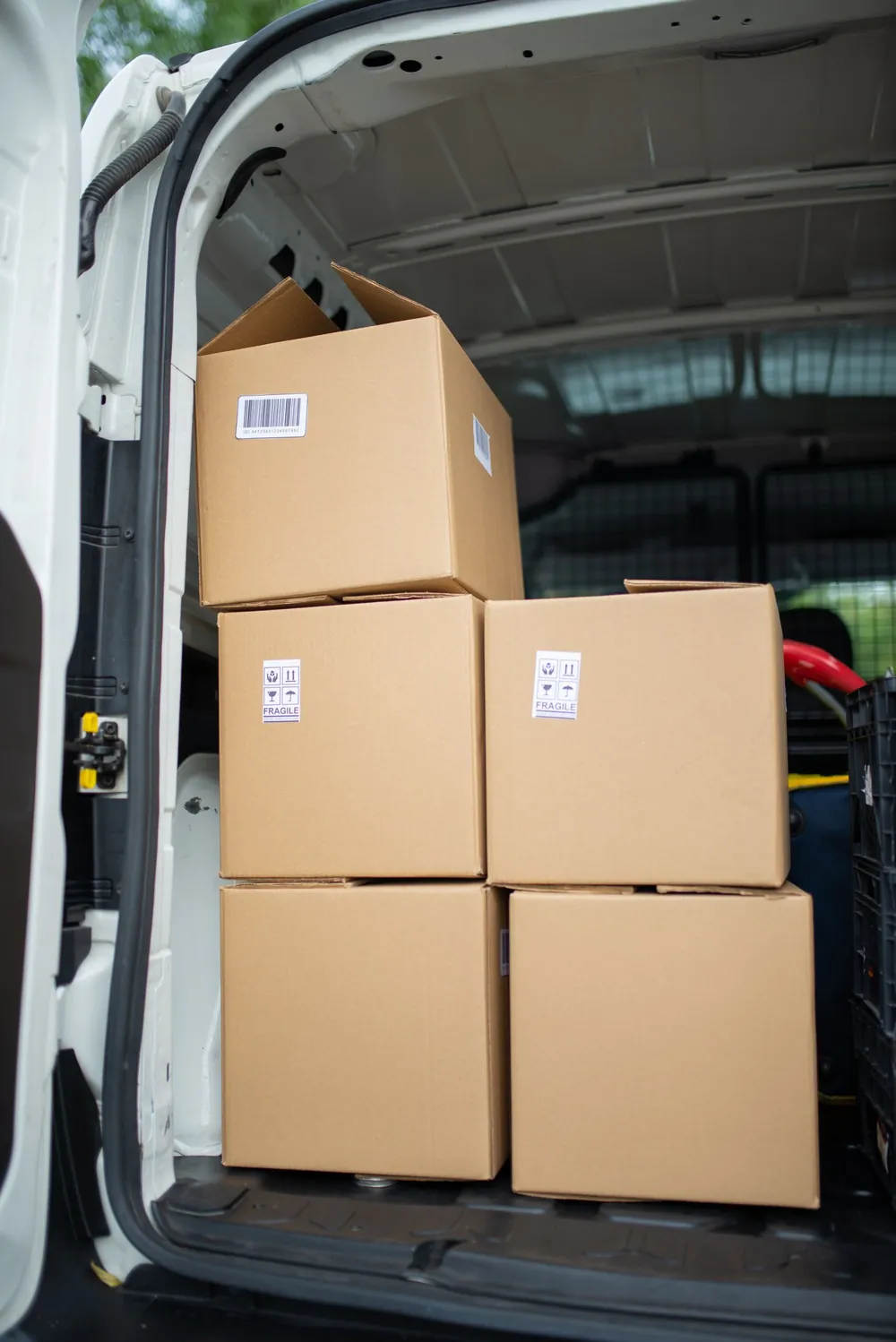 Zorgvuldig ingepakte verhuisdozen in een bestelbus